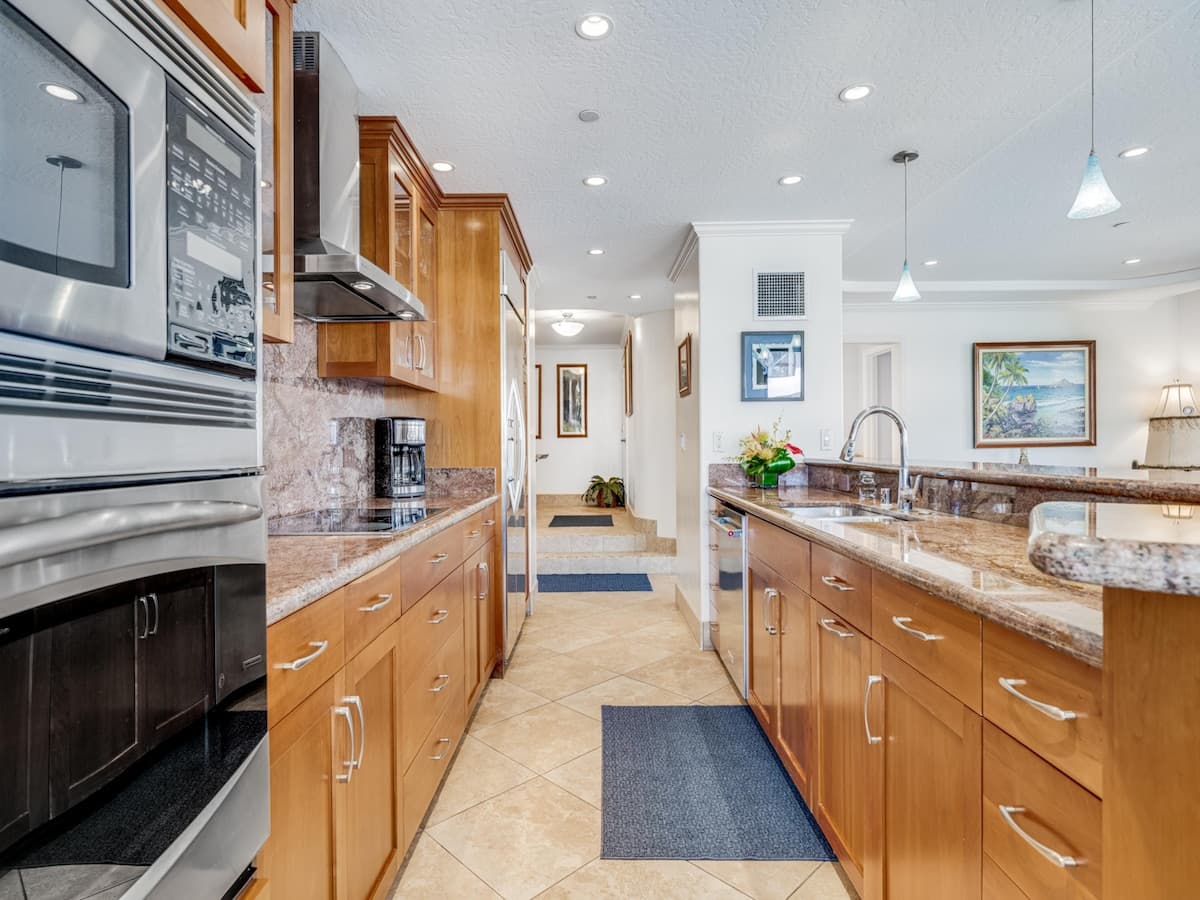 Condo in Lahaina · ★4.86 · 2 bedrooms · 3 beds · 2 baths - Photo 4