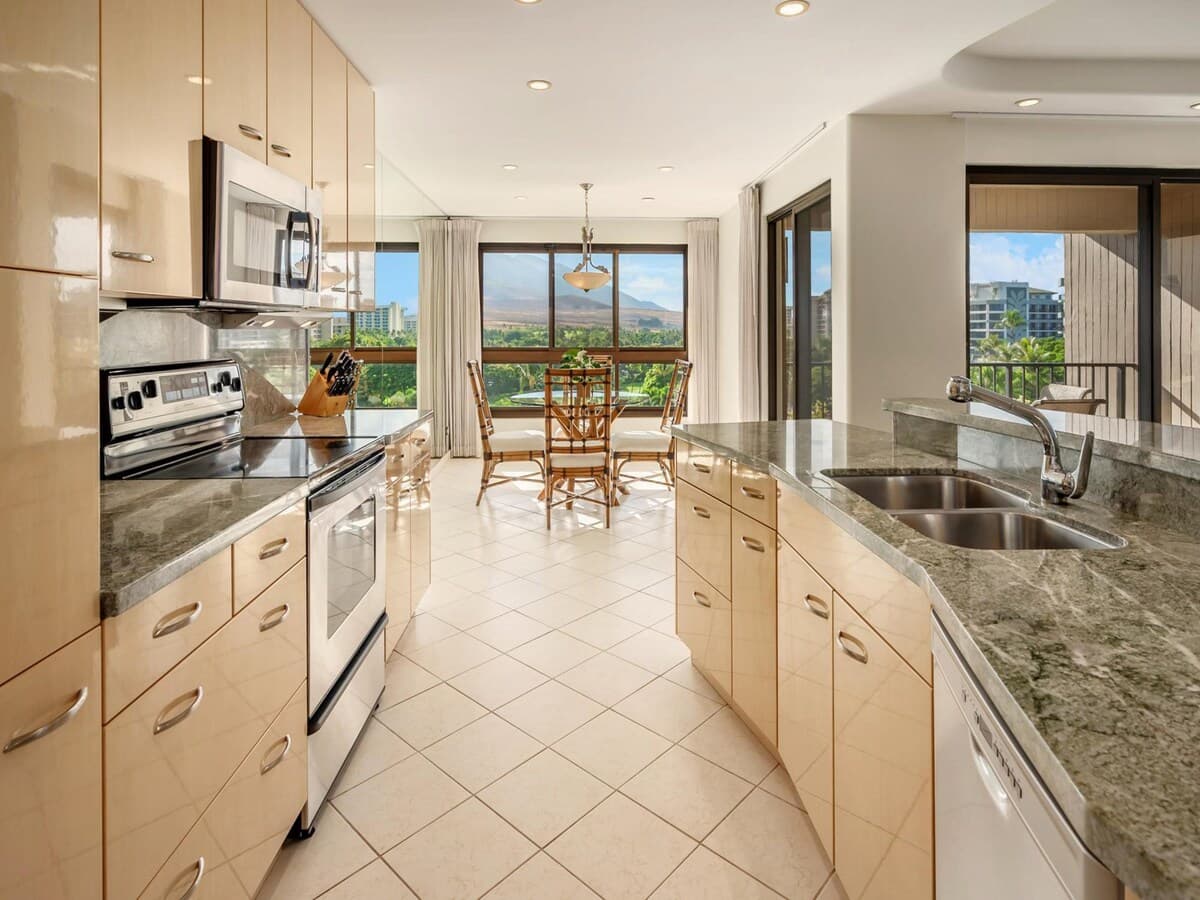 Condo in Lahaina · ★5.0 · 2 bedrooms · 2 beds · 2 baths - Photo 3