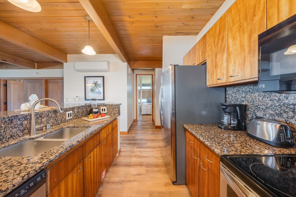 Condo in Lahaina · ★4.92 · 3 bedrooms · 4 beds · 3 baths - Photo 4