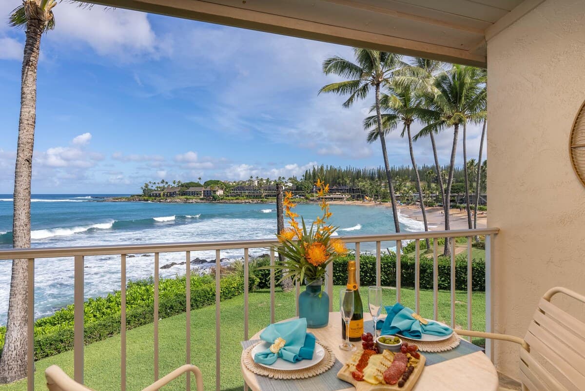 Condo in Lahaina · ★4.88 · Studio · 1 bed · 1 bath - Photo 2