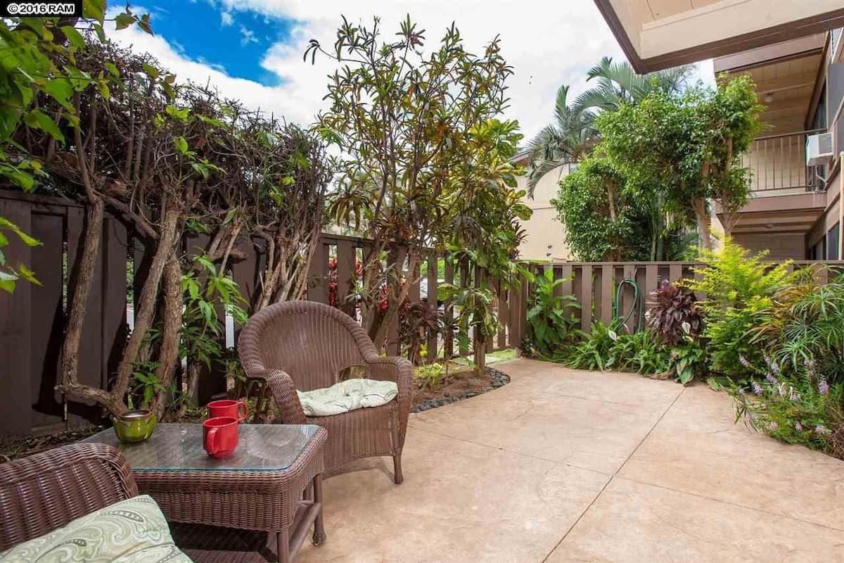 Condo in Wailuku · ★4.83 · 1 bedroom · 2 beds · 1 shared bath - Photo 3