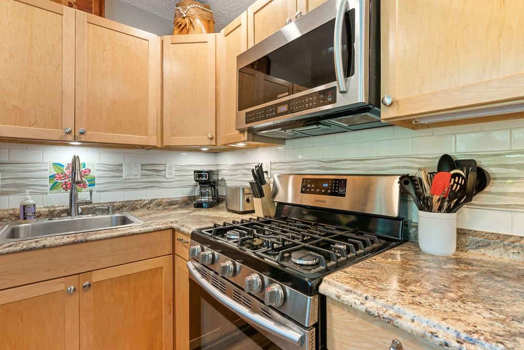 Condo in Kailua-Kona · ★4.33 · 2 bedrooms · 3 beds · 1 bath - Photo 3