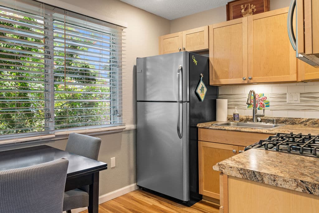 Condo in Kailua-Kona · ★4.33 · 2 bedrooms · 3 beds · 1 bath - Photo 4