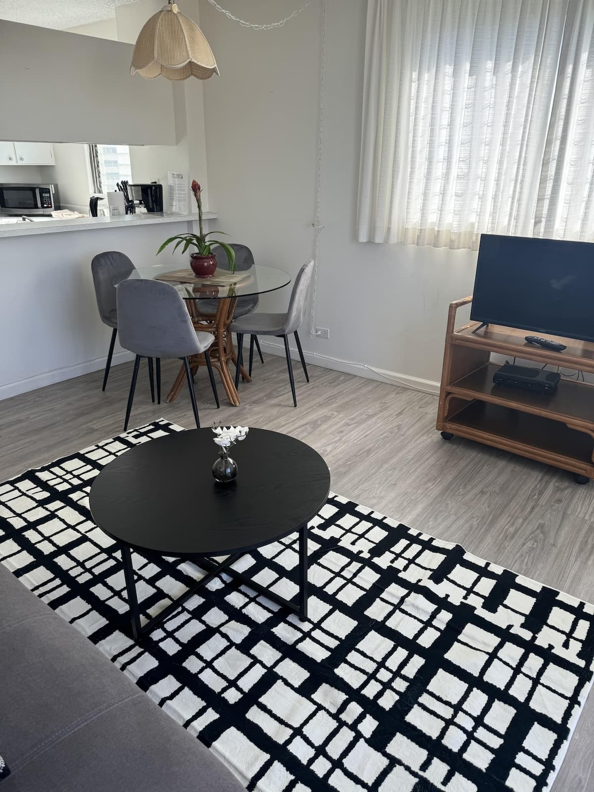 Condo in Honolulu · ★4.33 · 1 bedroom · 2 beds · 1 private bath - Photo 1