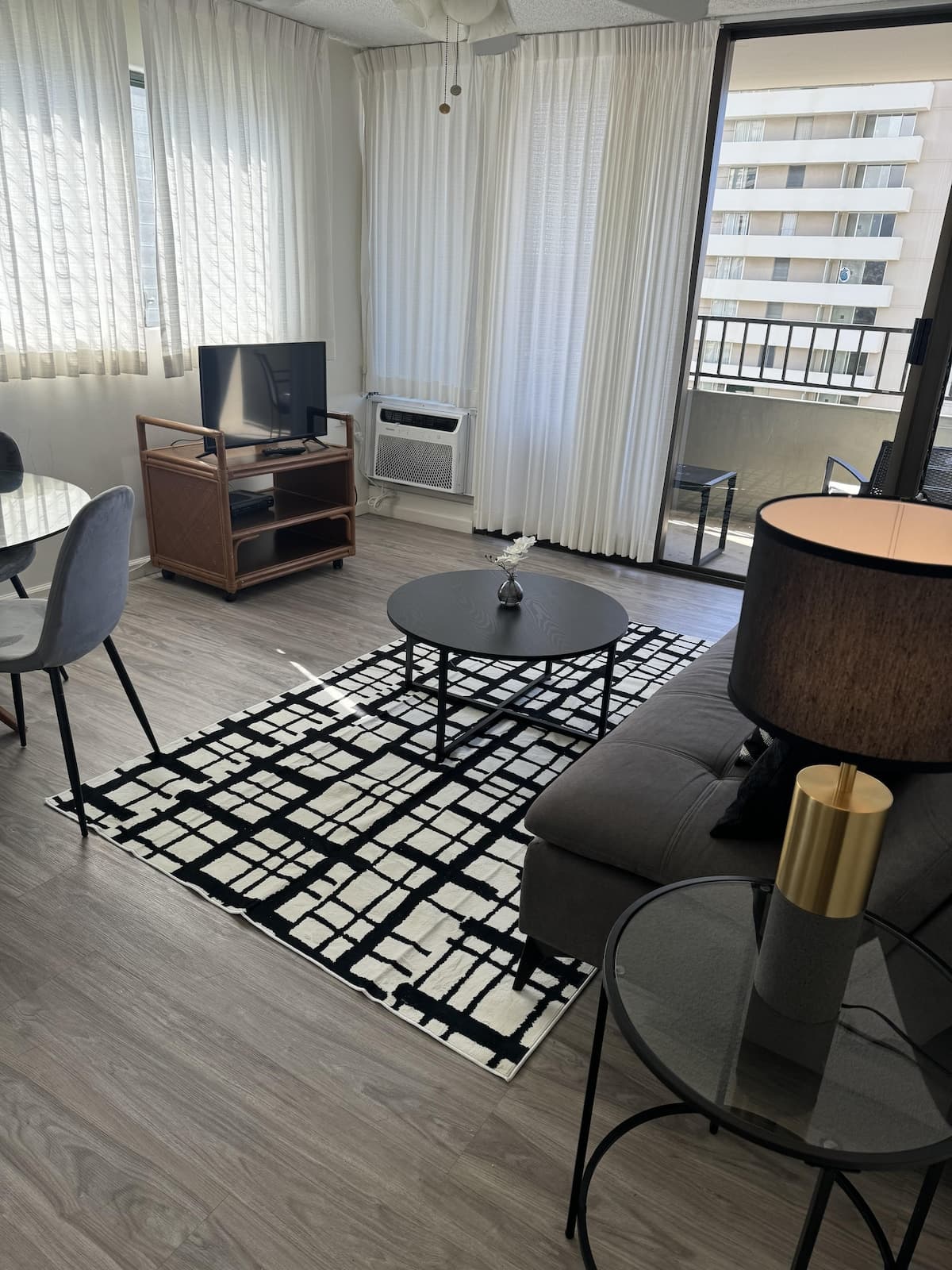 Condo in Honolulu · ★4.33 · 1 bedroom · 2 beds · 1 private bath - Photo 5
