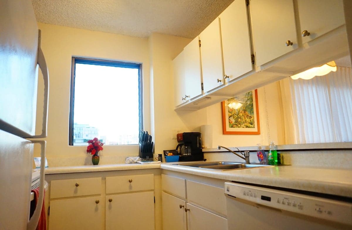 Condo in Honolulu · ★4.33 · 1 bedroom · 2 beds · 1 private bath - Photo 4