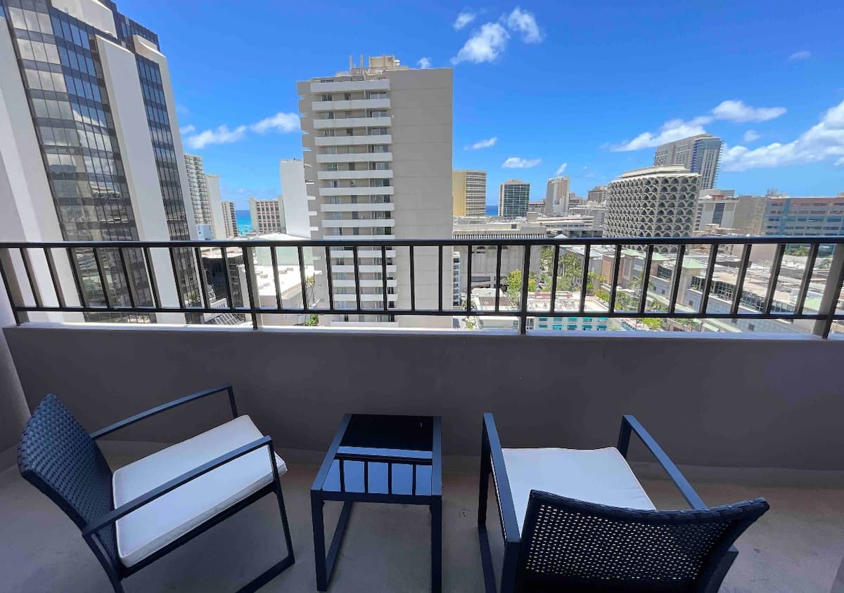Condo in Honolulu · ★4.33 · 1 bedroom · 2 beds · 1 private bath - Photo 2