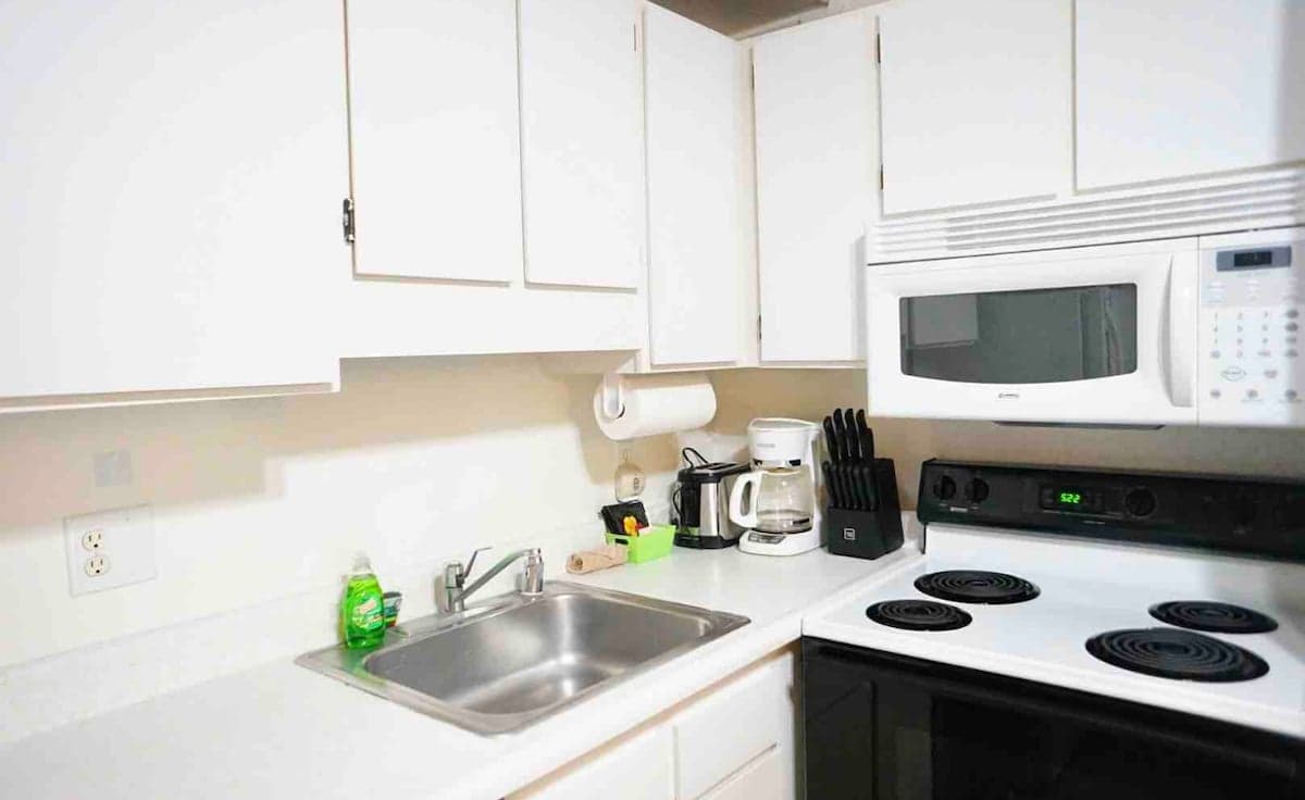 Condo in Honolulu · ★4.46 · 1 bedroom · 2 beds · 1 private bath - Photo 4