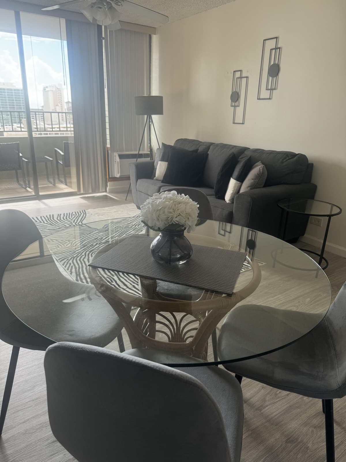 Condo in Honolulu · ★4.46 · 1 bedroom · 2 beds · 1 private bath - Photo 2