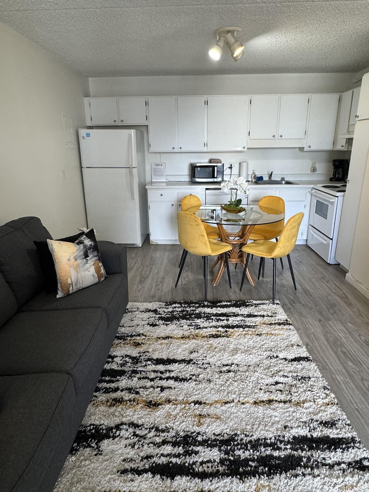 Condo in Honolulu · ★4.64 · 1 bedroom · 2 beds · 1 private bath - Photo 5
