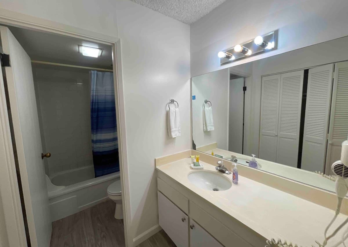Condo in Honolulu · ★4.64 · 1 bedroom · 2 beds · 1 private bath - Photo 4