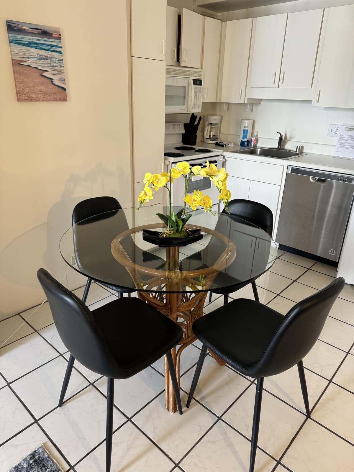 Condo in Honolulu · ★4.55 · 1 bedroom · 2 beds · 1 private bath - Photo 5
