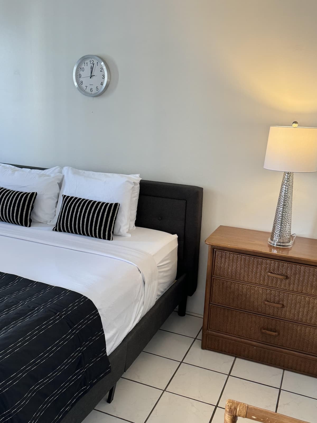 Condo in Honolulu · ★4.55 · 1 bedroom · 2 beds · 1 private bath - Photo 4