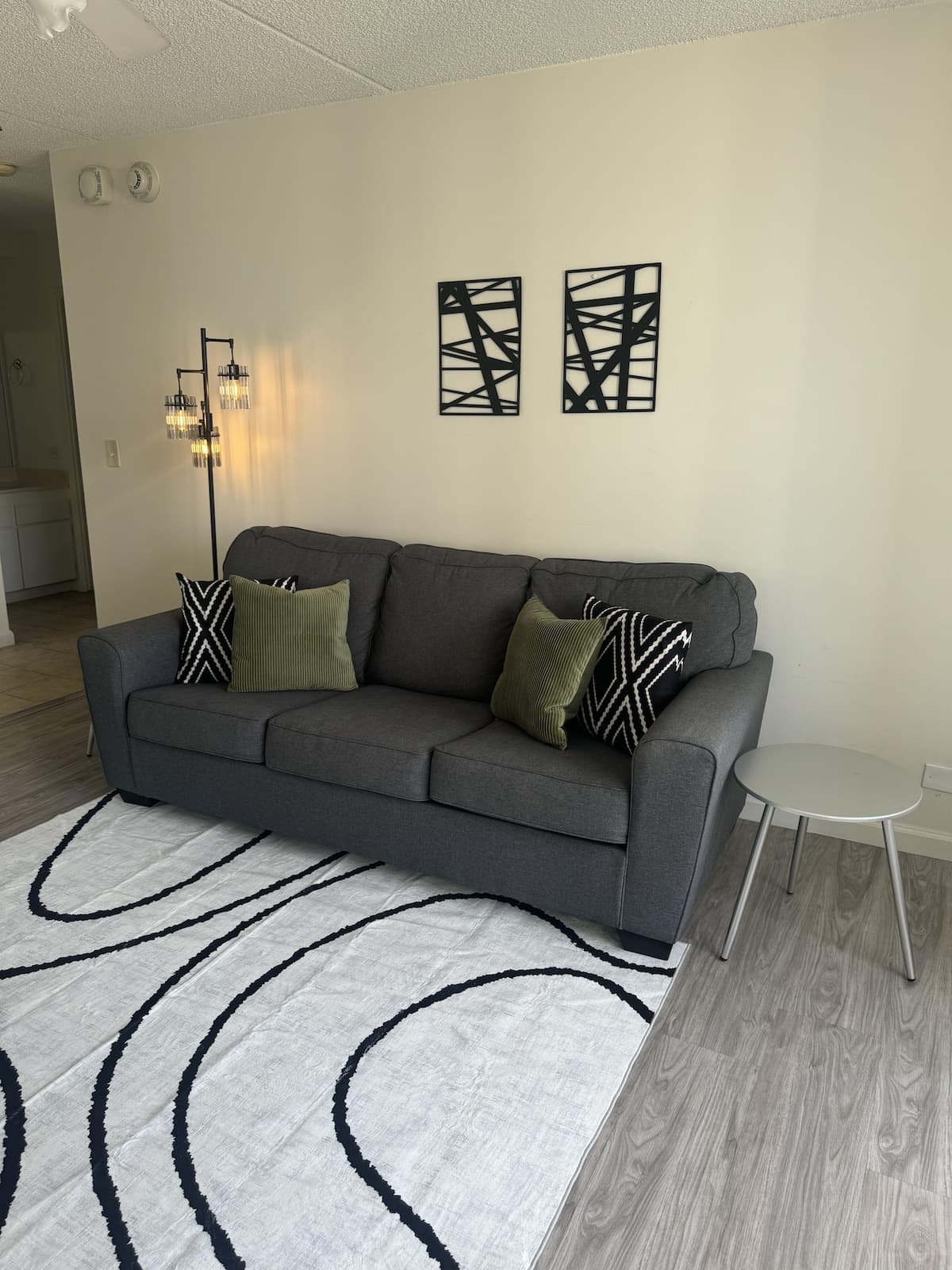 Condo in Honolulu · ★4.53 · 1 bedroom · 2 beds · 1 private bath - Photo 2