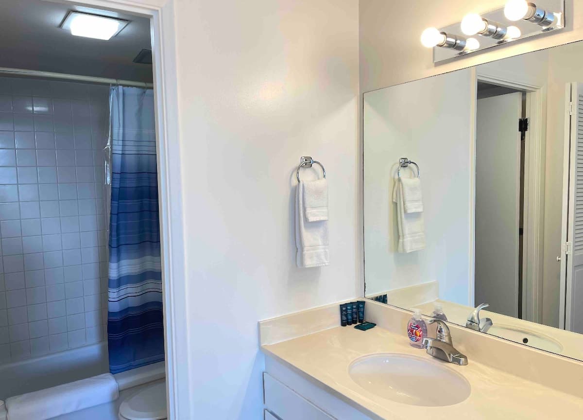Condo in Honolulu · ★4.75 · 1 bedroom · 2 beds · 1 private bath - Photo 4