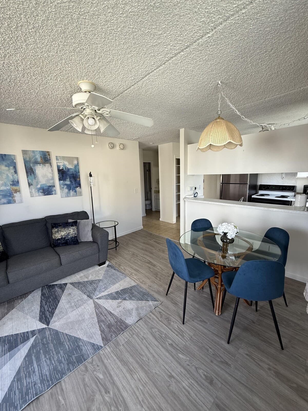 Condo in Honolulu · ★4.31 · 1 bedroom · 2 beds · 1 shared bath - Photo 2