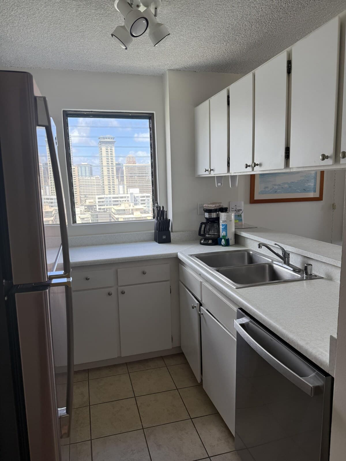 Condo in Honolulu · ★4.31 · 1 bedroom · 2 beds · 1 shared bath - Photo 3
