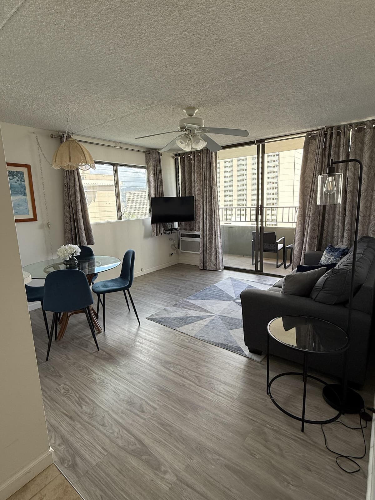 Condo in Honolulu · ★4.31 · 1 bedroom · 2 beds · 1 shared bath - Photo 1
