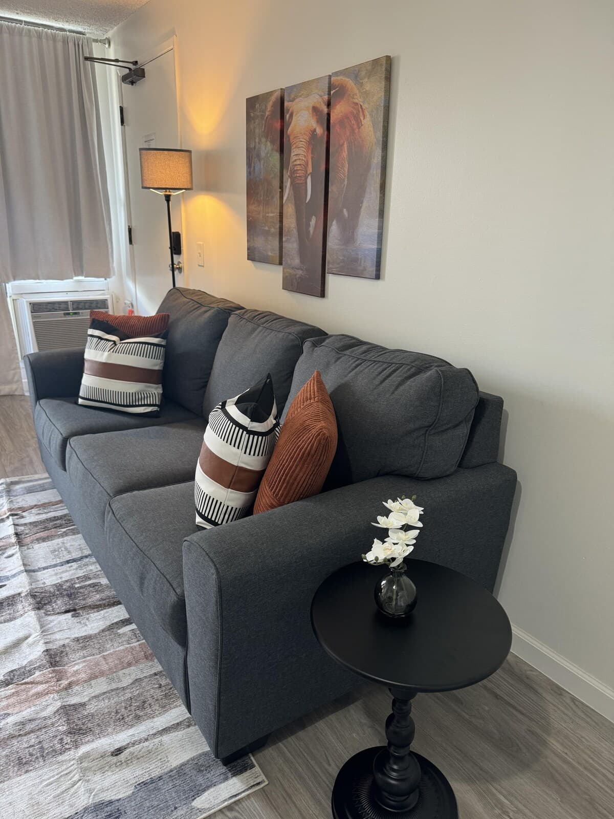 Condo in Honolulu · ★4.57 · 1 bedroom · 2 beds · 1 private bath - Photo 4