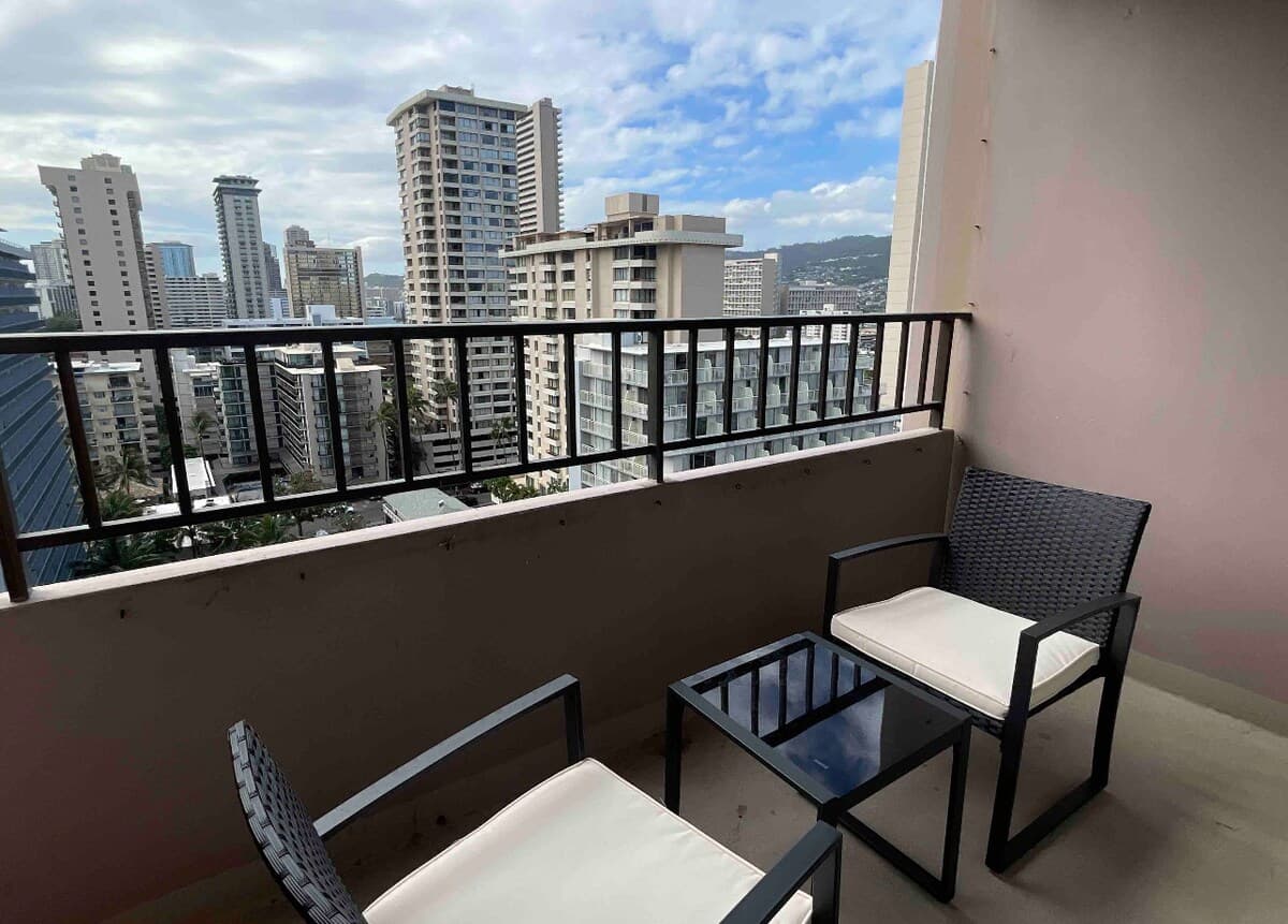 Condo in Honolulu · ★4.57 · 1 bedroom · 2 beds · 1 private bath - Photo 2