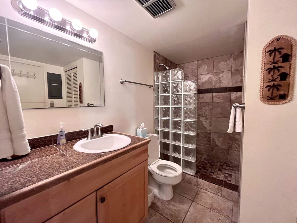 Condo in Kailua-Kona · ★4.43 · 1 bedroom · 2 beds · 1 private bath - Photo 4