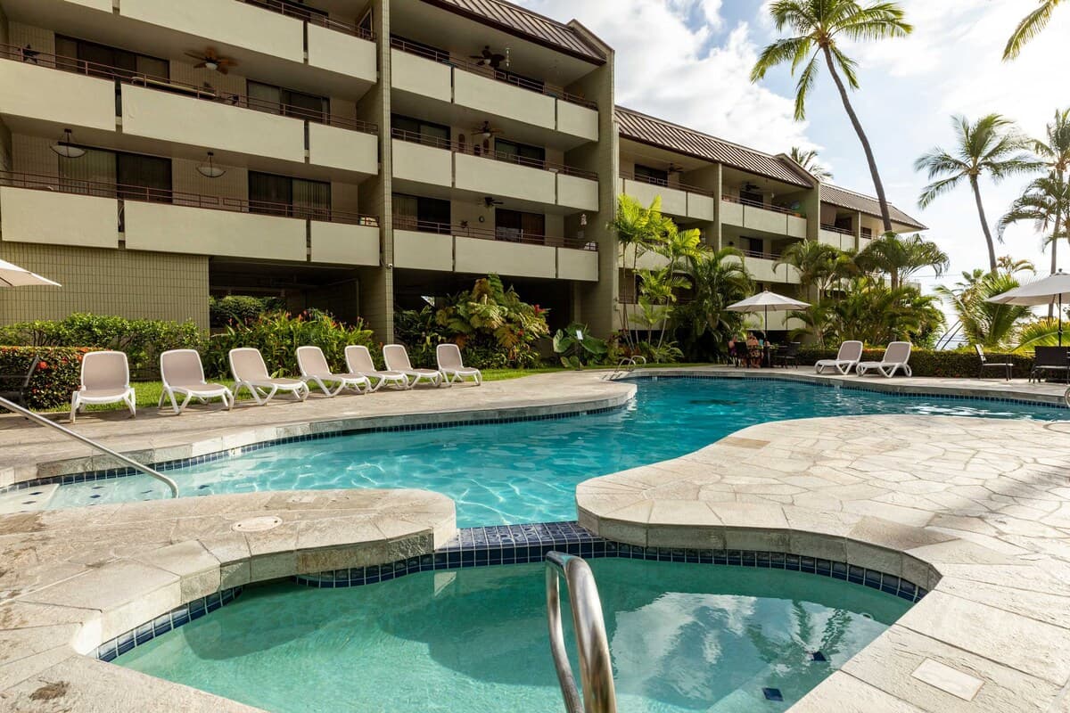Condo in Kailua-Kona · ★4.8 · 2 bedrooms · 4 beds · 2 private baths - Photo 5