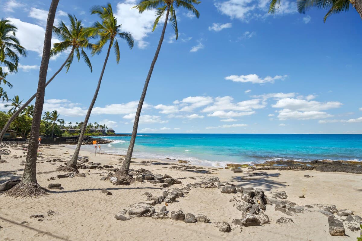 Condo in Kailua-Kona · ★4.8 · 2 bedrooms · 4 beds · 2 private baths - Photo 2