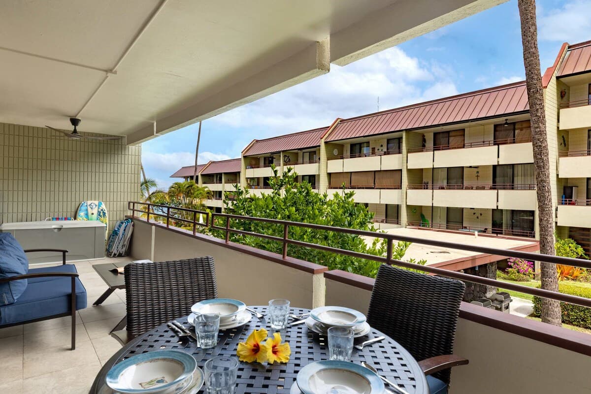 Condo in Kailua-Kona · ★4.8 · 2 bedrooms · 4 beds · 2 private baths - Photo 4