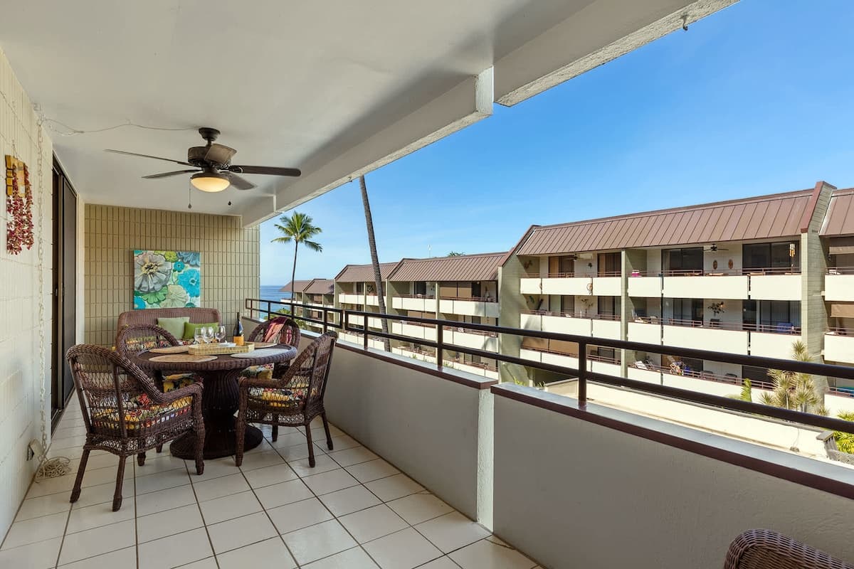 Condo in Kailua-Kona · ★4.79 · 2 bedrooms · 3 beds · 2 private baths - Photo 4