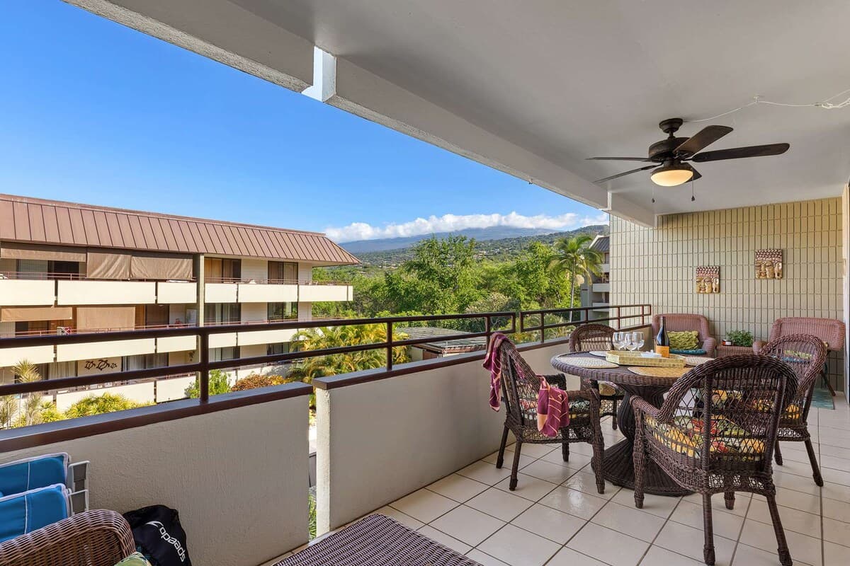 Condo in Kailua-Kona · ★4.79 · 2 bedrooms · 3 beds · 2 private baths - Photo 3