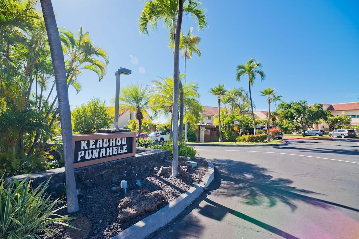 Condo in Kailua-Kona · ★4.61 · 2 bedrooms · 3 beds · 2 private baths - Photo 3