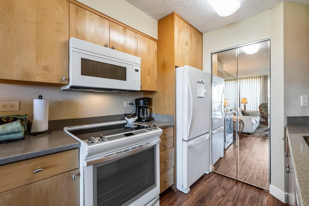 Condo in Kihei · ★5.0 · 1 bedroom · 3 beds · 2 private baths - Photo 5