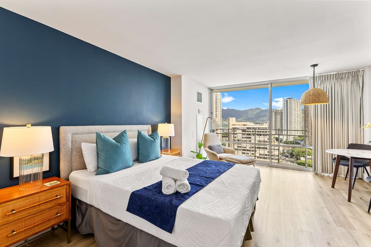 Beautiful Top Floor Waikiki Studio! Walk to Beach! - Photo 1