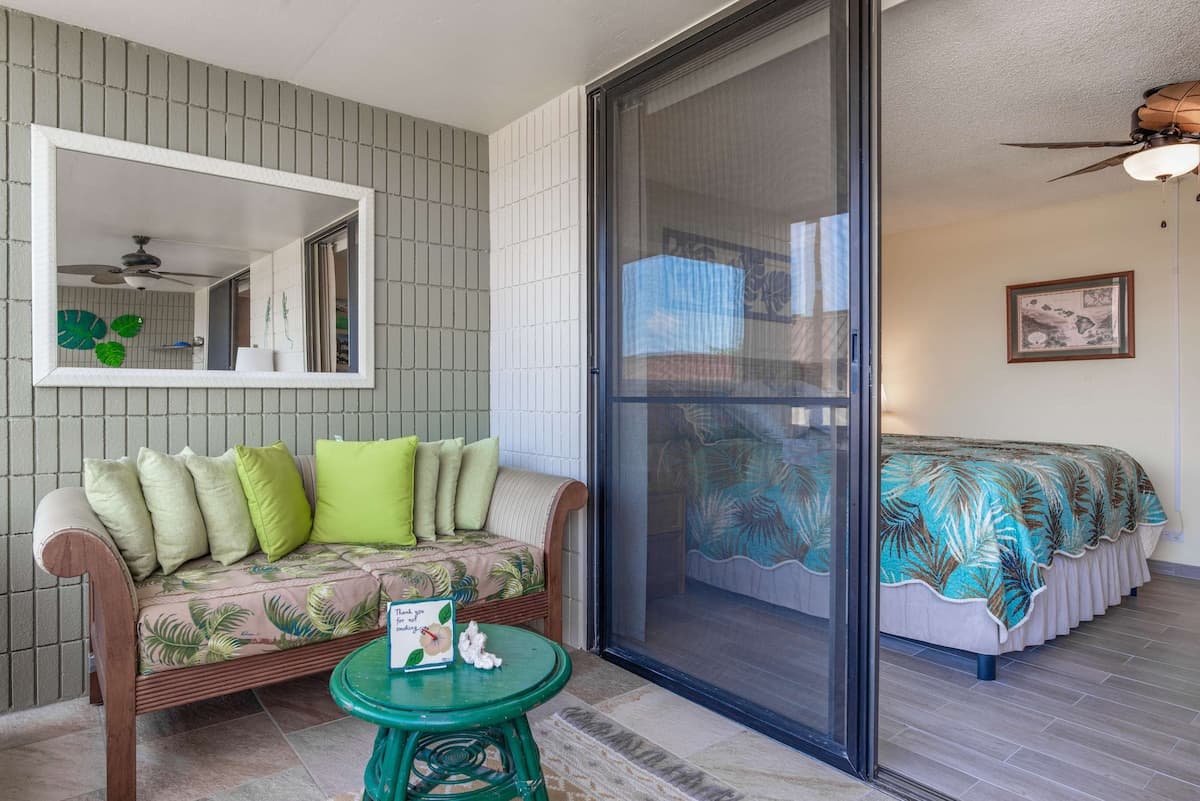 Condo in Kailua-Kona · ★4.69 · 2 bedrooms · 4 beds · 2 private baths - Photo 4