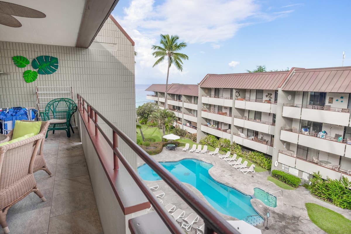 Condo in Kailua-Kona · ★4.69 · 2 bedrooms · 4 beds · 2 private baths - Photo 2