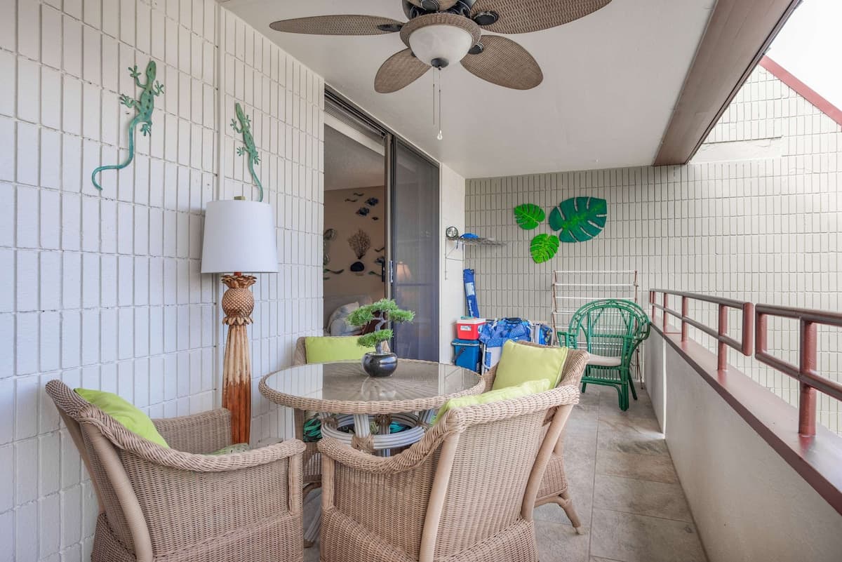 Condo in Kailua-Kona · ★4.69 · 2 bedrooms · 4 beds · 2 private baths - Photo 3