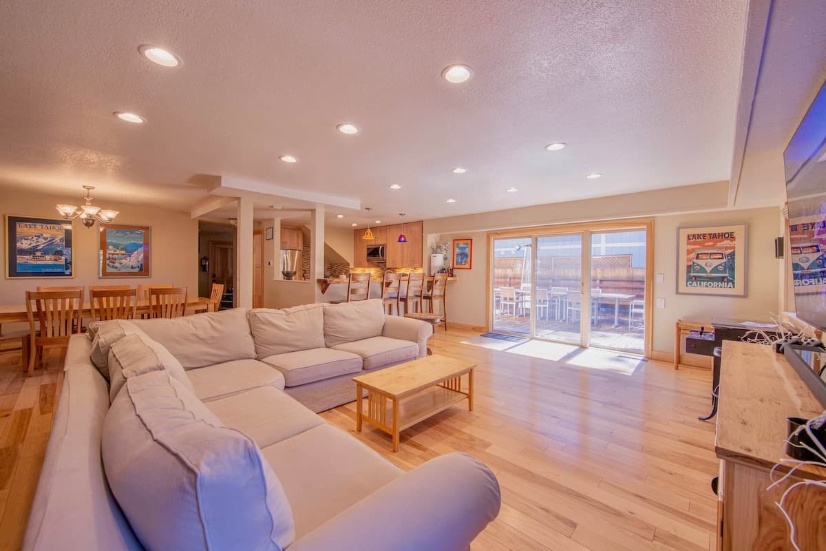 Pine-Framed Tahoe Retreat Near Heavenly & Lake - Photo 5