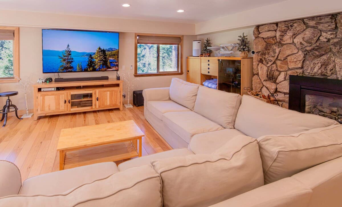 Pine-Framed Tahoe Retreat Near Heavenly & Lake - Photo 4