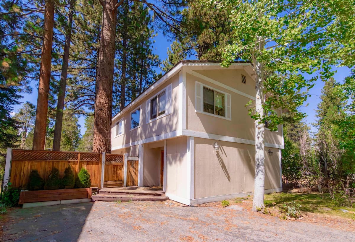 Pine-Framed Tahoe Retreat Near Heavenly & Lake - Photo 1
