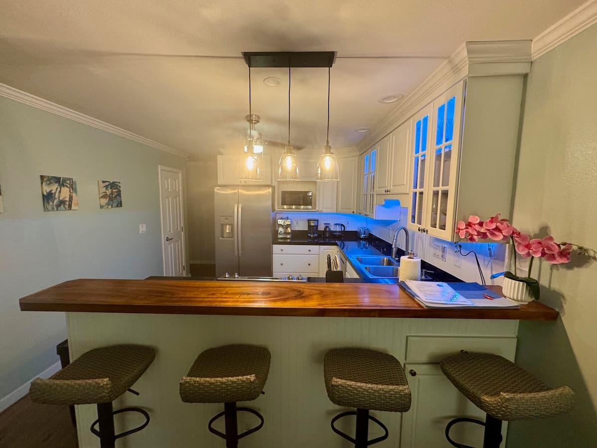 Condo in Kailua-Kona · ★4.85 · 2 bedrooms · 2 beds · 2 shared baths - Photo 3