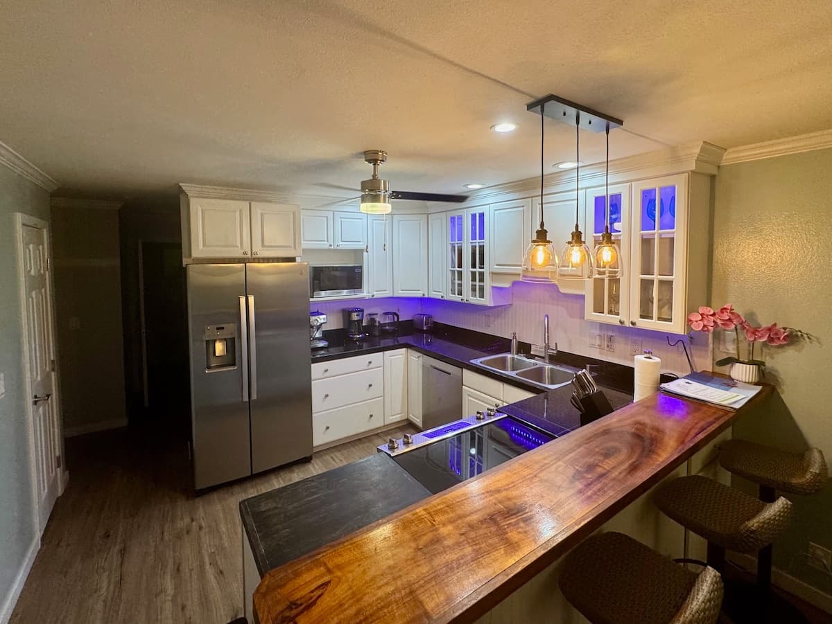 Condo in Kailua-Kona · ★4.85 · 2 bedrooms · 2 beds · 2 shared baths - Photo 1