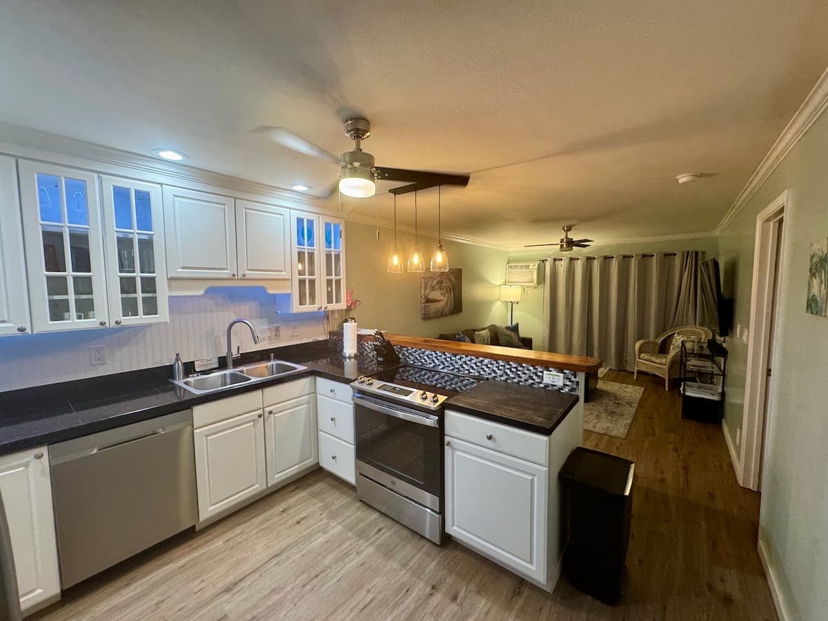 Condo in Kailua-Kona · ★4.85 · 2 bedrooms · 2 beds · 2 shared baths - Photo 2