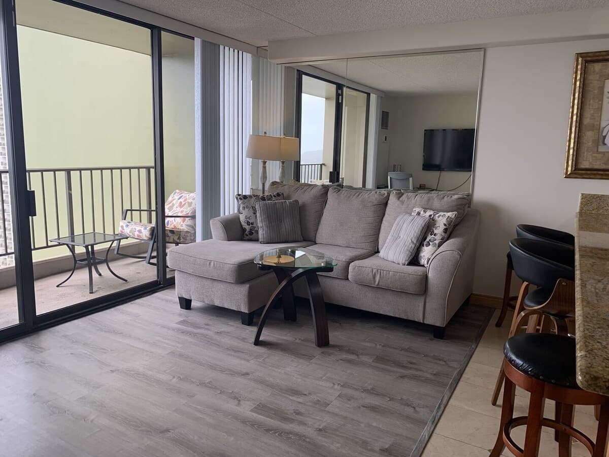 Condo in Honolulu · ★4.87 · 1 bedroom · 1 bed · 1 private bath - Photo 3