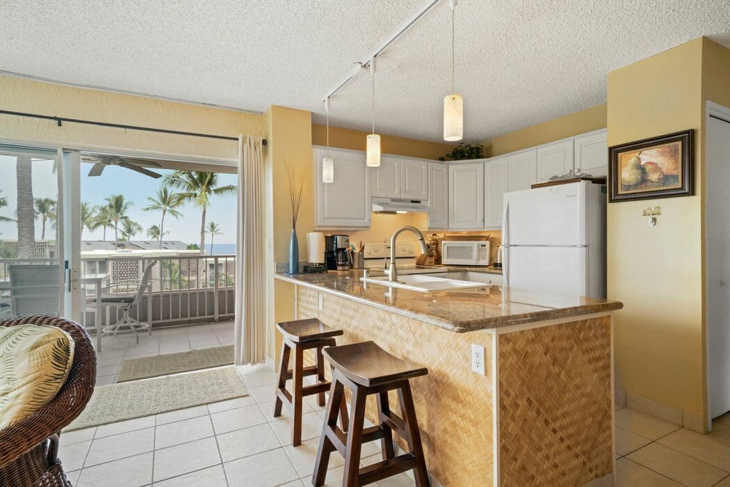 Condo in Kailua-Kona · ★4.85 · 1 bedroom · 2 beds · 1 bath - Photo 2
