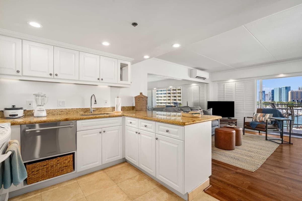 Condo in Honolulu · ★4.76 · 1 bedroom · 2 beds · 1 private bath - Photo 4