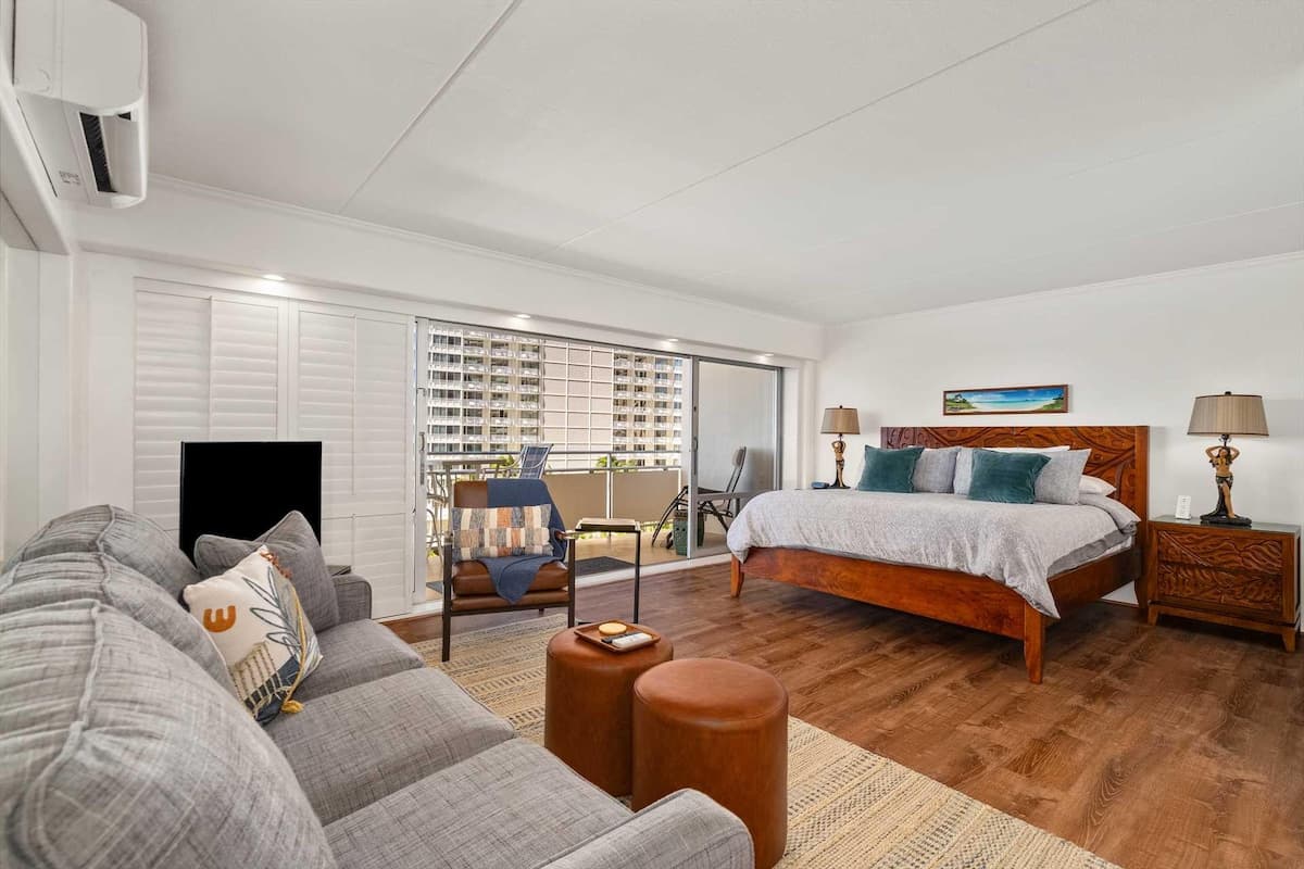 Condo in Honolulu · ★4.76 · 1 bedroom · 2 beds · 1 private bath - Photo 5