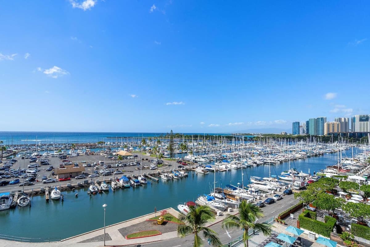Condo in Honolulu · ★4.76 · 1 bedroom · 2 beds · 1 private bath - Photo 2