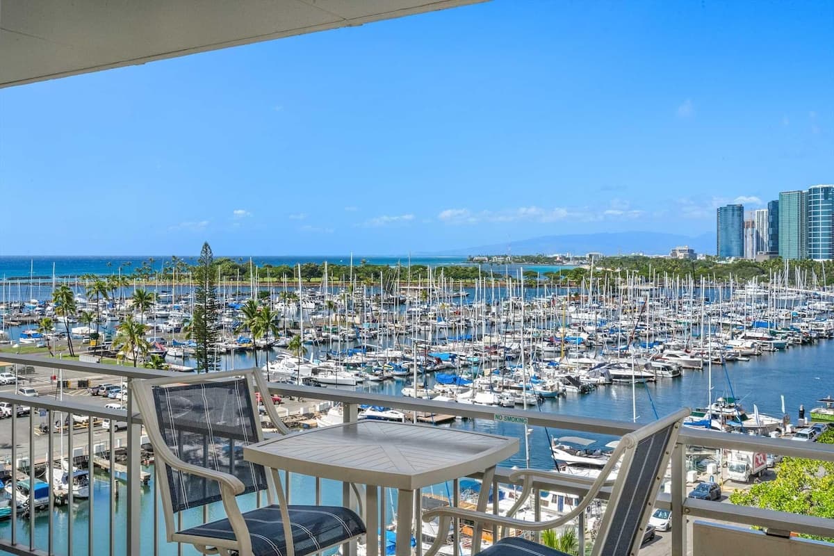 Condo in Honolulu · ★4.76 · 1 bedroom · 2 beds · 1 private bath - Photo 1