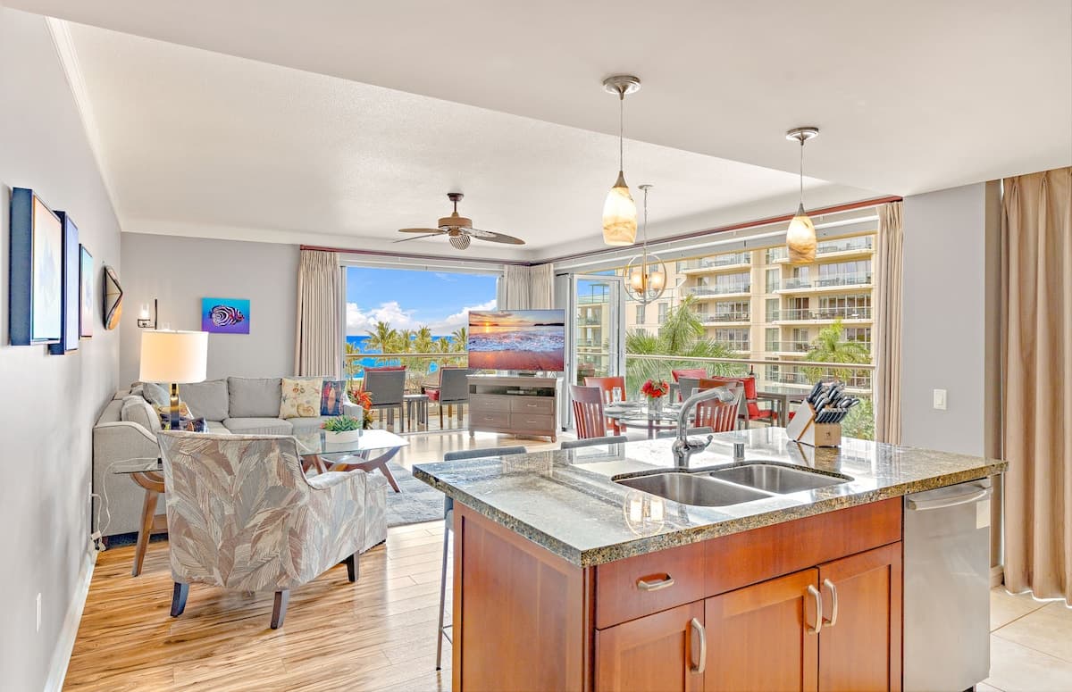 Condo in Lahaina · ★5.0 · 2 bedrooms · 3 beds · 2 baths - Photo 2