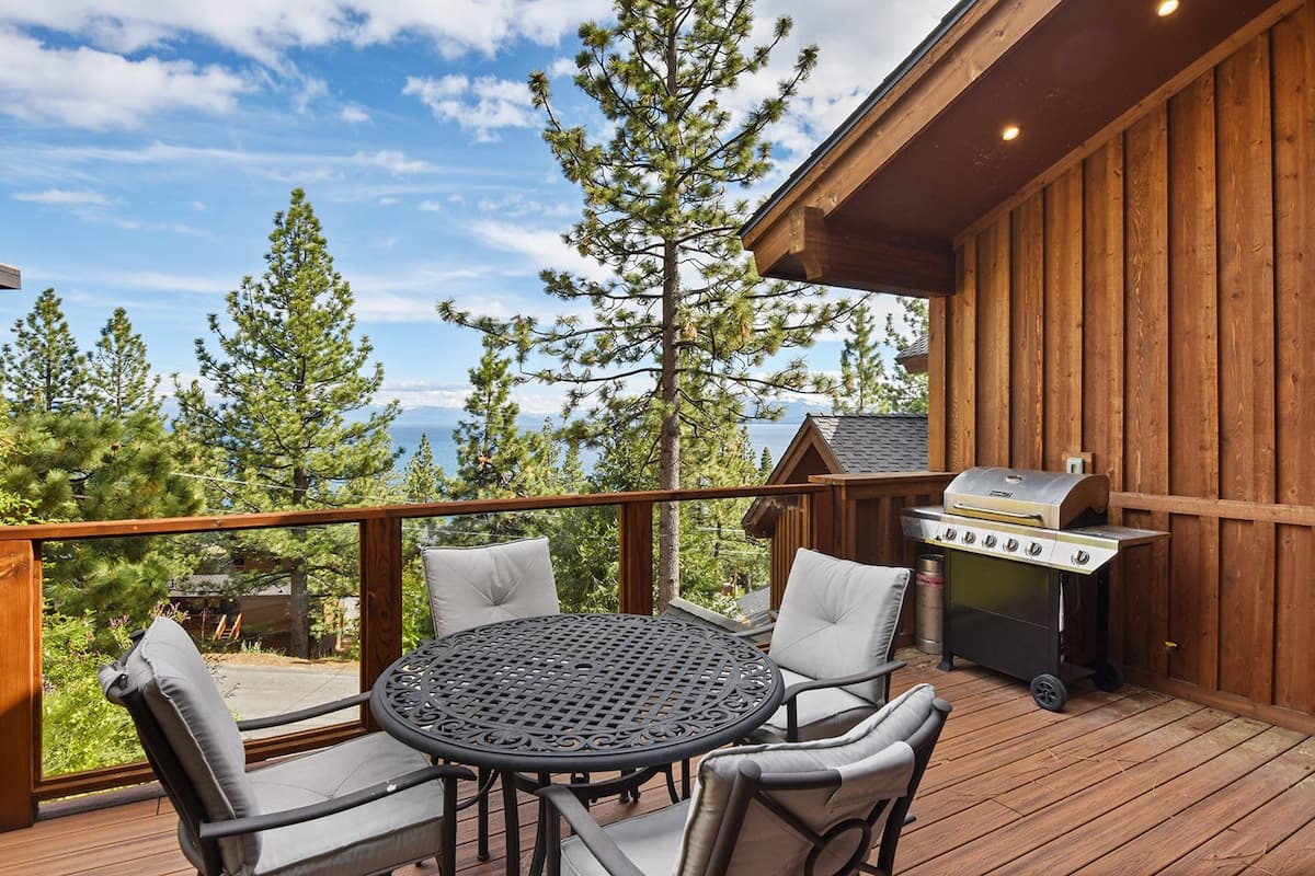 Luxury Mountain Chalet with Lake Views - Photo 4